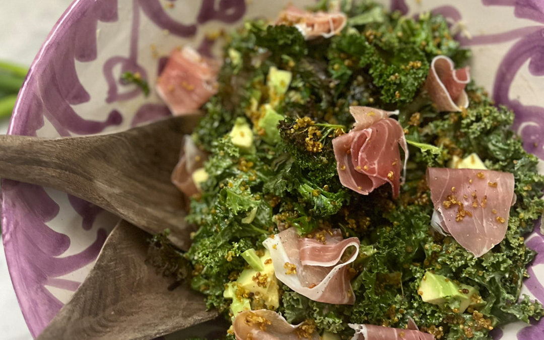 Salade de chou frisé avec quinoa croustillant et jambon Ganda