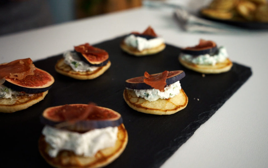 Blini au fromage de chèvre à tartiner, figues et croustillant Ganda