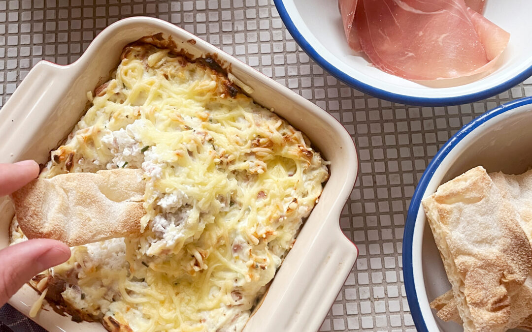 Trempette tiède d’artichauts à la ricotta avec du jambon Ganda